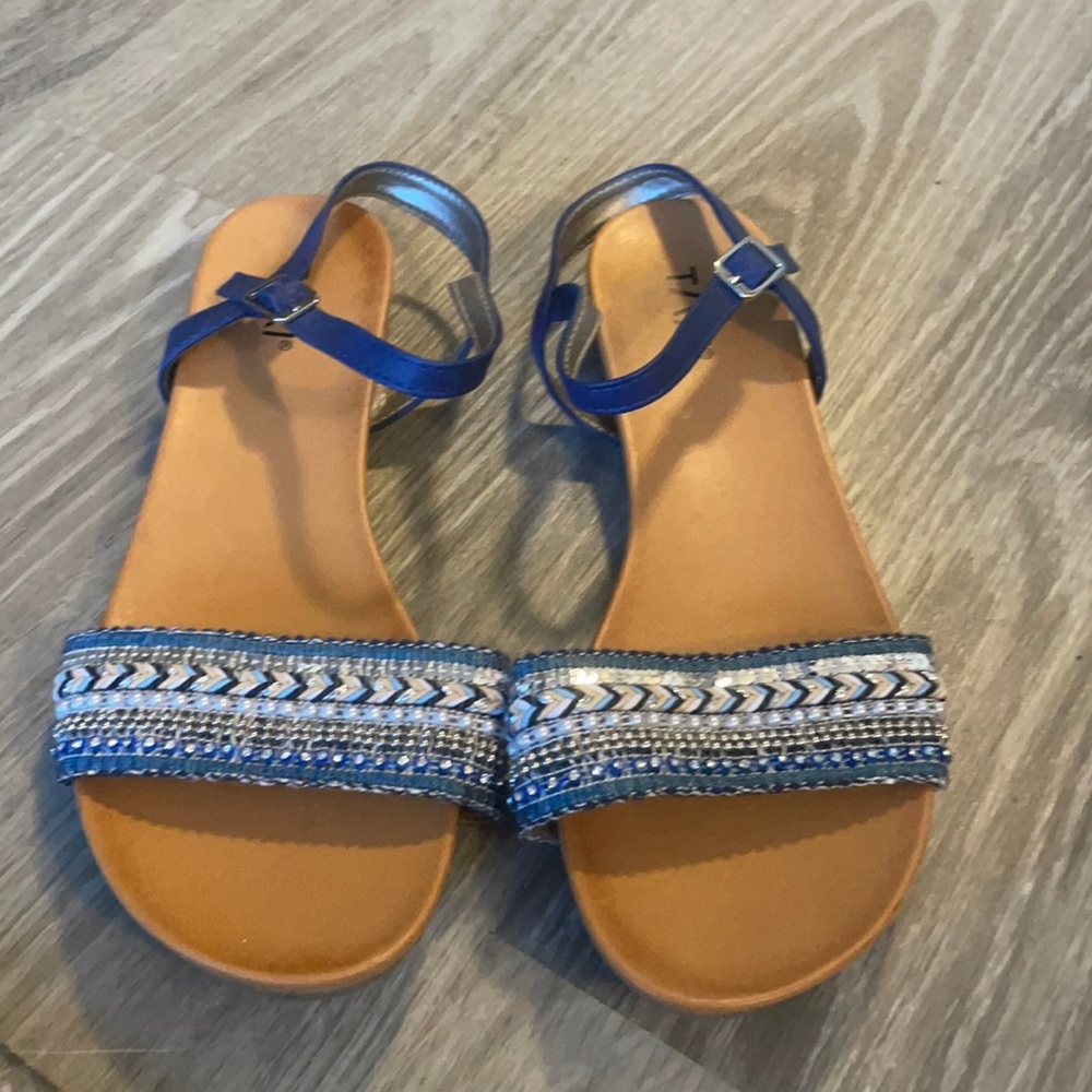 Clue sparkle sandals.